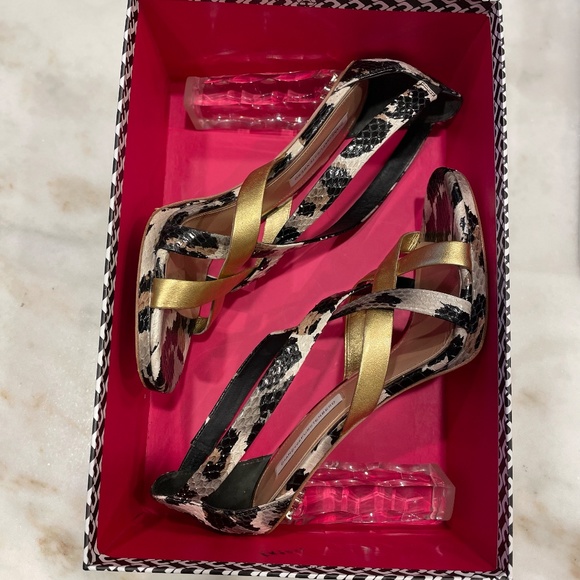Designer DIANE vonFURSTENBERG DVF ibiza, gold/snow cheetah, lucite heel Sandal - Picture 6 of 8